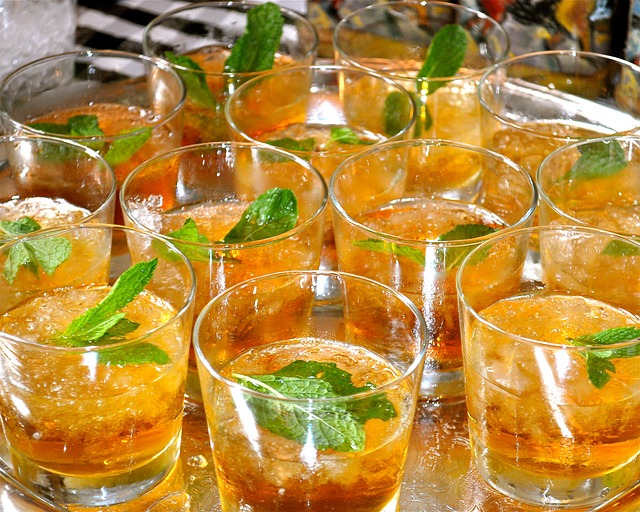 několik panáků s oranžovým drinkem a mátou uvnitř